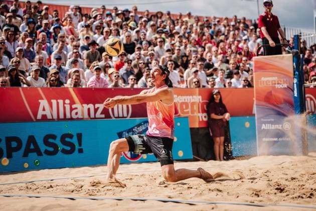 Beach volleyball men Allianz German Beach Tour 2025 Tourstop Düsseldorf 17 05 2025 Jannik Kühlborn plays the ball Düsseldorf Robert Lehr Ufer Nordrhein Westfalen Germany