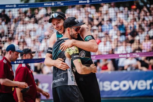 Beach volleyball men Allianz German Beach Tour 2025 Tourstop Düsseldorf 17 05 2025 f l Clemens Wickler and Nils Ehlers rejoice after the victory Düsseldorf Robert Lehr Ufer Nordrhein Westfalen Germany