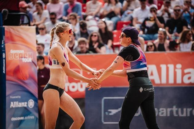 Beach volleyball women Allianz German Beach Tour 2025 Tourstop Düsseldorf 17 05 2025 f l Nele Barber and Melanie Gernert cheer Düsseldorf Robert Lehr Ufer Nordrhein Westfalen Germany