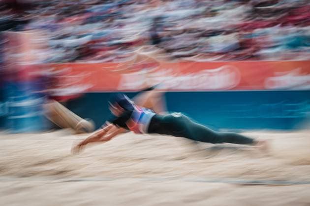 Beach volleyball women Allianz German Beach Tour 2025 Tourstop Düsseldorf 17 05 2025 Melanie Gernert jumps to the ball Long exposure Düsseldorf Robert Lehr Ufer North Rhine-Westphalia Germany