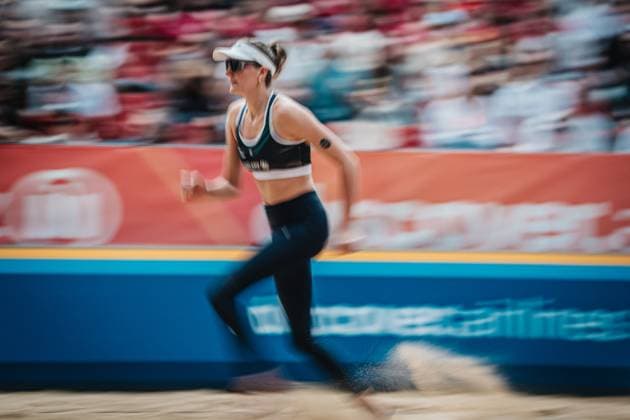 Beach volleyball women Allianz German Beach Tour 2025 Tourstop Düsseldorf 17 05 2025 Sarah Schulz runs to the net Long exposure Düsseldorf Robert Lehr Ufer North Rhine-Westphalia Germany