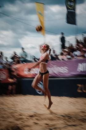 Beach volleyball women Allianz German Beach Tour 2025 Tourstop Düsseldorf 17 05 2025 Serve by Nele Barber Long exposure Düsseldorf Robert Lehr Ufer North Rhine-Westphalia Germany