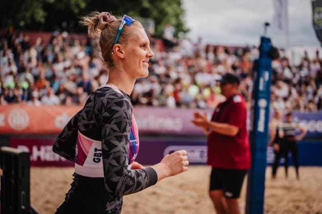 Beach volleyball women Allianz German Beach Tour 2025 Tourstop Düsseldorf 17 05 2025 Sarah Schneider enters the stadium Düsseldorf Robert Lehr Ufer North Rhine-Westphalia Germany