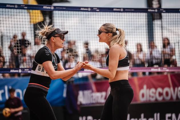 Beach volleyball women Allianz German Beach Tour 2025 Tourstop Düsseldorf 17 05 2025 f l Chenoa Christ and Anna Chiara Reformat cheer Düsseldorf Robert Lehr Ufer Nordrhein Westfalen Germany