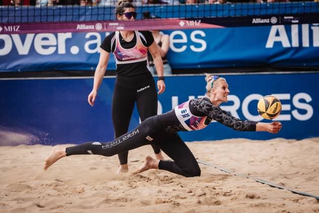 Beach volleyball women Allianz German Beach Tour 2025 Tourstop Düsseldorf 17 05 2025 Sarah Schneider jumps to the ball Düsseldorf Robert Lehr Ufer North Rhine-Westphalia Germany