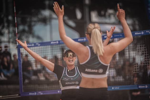 Beach volleyball women Allianz German Beach Tour 2025 Tourstop Düsseldorf 17 05 2025 f l Chenoa Christ and Anna Chiara Reformat cheer Düsseldorf Robert Lehr Ufer Nordrhein Westfalen Germany