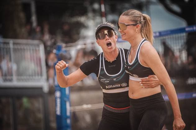 Beach volleyball women Allianz German Beach Tour 2025 Tourstop Düsseldorf 17 05 2025 f l Chenoa Christ and Anna Chiara Reformat cheer Düsseldorf Robert Lehr Ufer Nordrhein Westfalen Germany