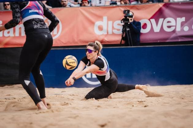 Beach volleyball women Allianz German Beach Tour 2025 Tourstop Düsseldorf 17 05 2025 Sandra Ferger jumps to the ball Düsseldorf Robert Lehr Ufer North Rhine-Westphalia Germany