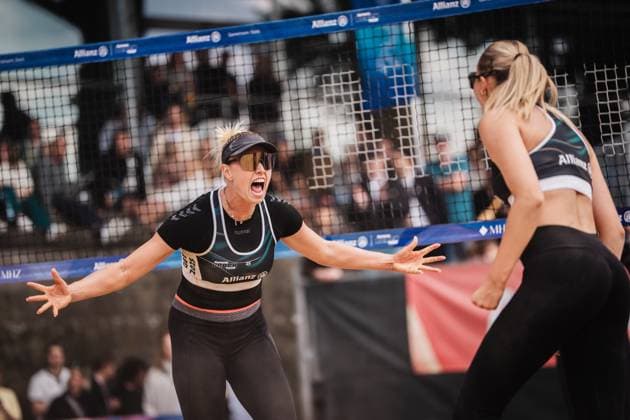 Beach volleyball women Allianz German Beach Tour 2025 Tourstop Düsseldorf 17 05 2025 f l Chenoa Christ and Anna Chiara Reformat cheer Düsseldorf Robert Lehr Ufer Nordrhein Westfalen Germany