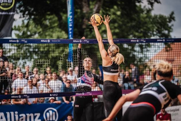 Beach volleyball women Allianz German Beach Tour 2025 Tourstop Düsseldorf 17 05 2025 v l Sarah Schneider is blocked by Anna Chiara Reformat Düsseldorf Robert Lehr Ufer Nordrhein Westfalen Germany