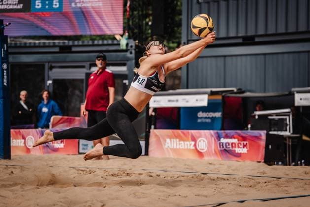 Beach volleyball women Allianz German Beach Tour 2025 Tourstop Düsseldorf 17 05 2025 Anna Chiara Reformat jumps to the ball Düsseldorf Robert Lehr Ufer North Rhine-Westphalia Germany