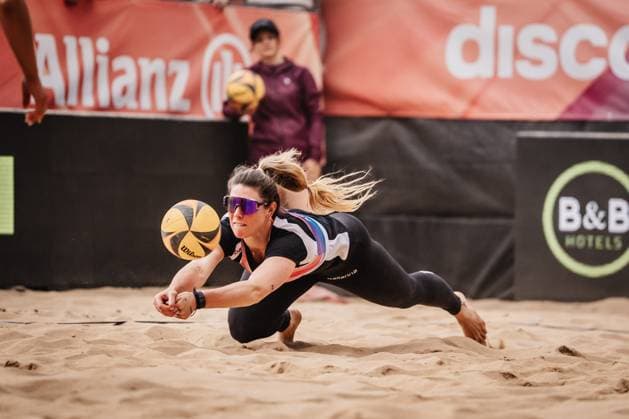 Beach volleyball women Allianz German Beach Tour 2025 Tourstop Düsseldorf 17 05 2025 Sandra Ferger jumps to the ball Düsseldorf Robert Lehr Ufer North Rhine-Westphalia Germany