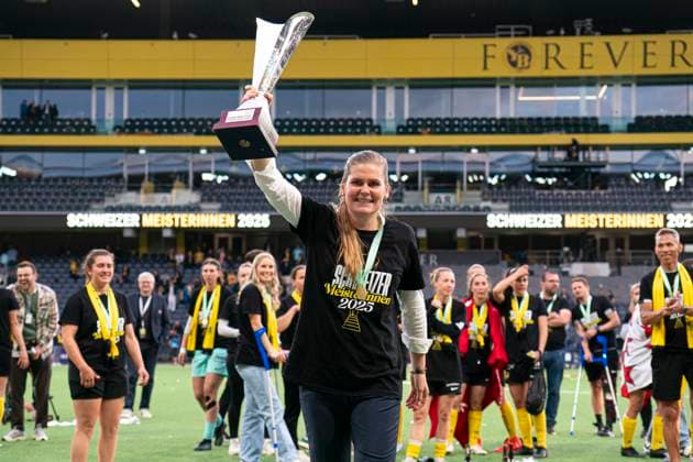 Bern, Switzerland, May 17th 2025 Imke Wubbenhorst (Head Coach BSC YB Frauen) celebrating with the trophy during the AXA Womens Super League Playoff Final between BSC YB Frauen v GC Frauenfussball at Wankdorf Stadium, Switzerland. (Priscila Bütler SPP) Copyright: xPriscilaxBütlerx xSPPx spp-en-PrBSp-_A928504