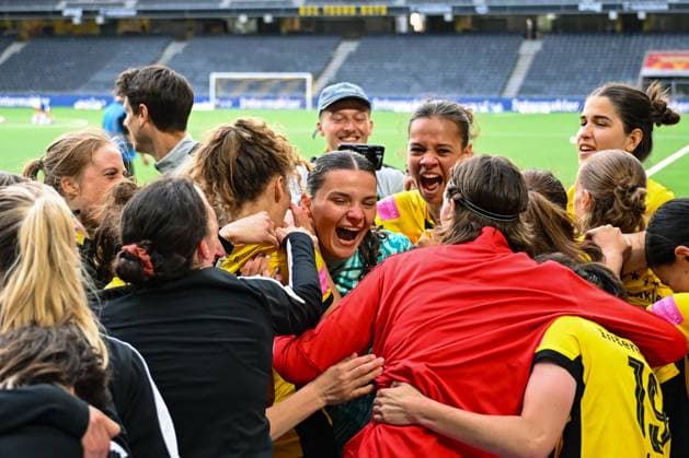 17 05 2025, Bern, Stadion Wankdorf, Women s Super League Final 2 BSC YB Frauen GC Frauenfussball, 22 Thais Hurni BSC YB Frauen , goalkeeper Tamara Biedermann BSC YB Frauen , 10 Iman Beney BSC YB Frauen , 31 Giulia Schlup BSC YB Frauen , 23 Wielle Douma BSC YB Frauen and the team after the win Bern Stadion Wankdorf Bern Switzerland Copyright: xJustPictures.ch KjetilxWaberx jp-en-KjWa-SF_250517_169643