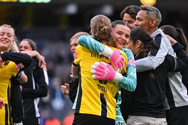 17 05 2025, Bern, Stadion Wankdorf, Women s Super League Final 2 BSC YB Frauen GC Frauenfussball, goalkeeper Tamara Biedermann BSC YB Frauen, right with 5 Bianca Dysli Young Boys after the game Bern Stadion Wankdorf Bern Switzerland Copyright: xJustPictures.ch KjetilxWaberx jp-en-KjWa-SF_250517_172137