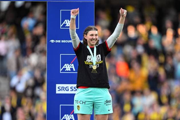 17 05 2025, Bern, Stadion Wankdorf, Women s Super League Final 2 BSC YB Frauen GC Frauenfussball, goalkeeper Jara Ackermann BSC YB Frauen at the medal ceremony Bern Stadion Wankdorf Bern Switzerland Copyright: xJustPictures.ch KjetilxWaberx jp-en-KjWa-SF_250517_168755
