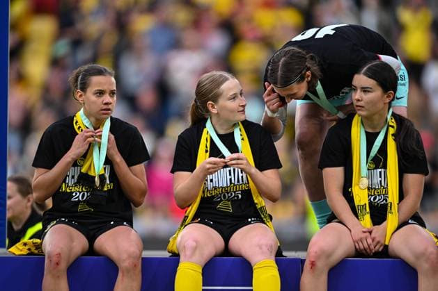 17 05 2025, Bern, Stadion Wankdorf, Women s Super League Final 2 BSC YB Frauen GC Frauenfussball, 10 Iman Beney BSC YB Frauen, left and 7 Naomi Luyet BSC YB Frauen, right , 8 Noa Linn Munger BSC YB Frauen, center in talk with goalkeeper Jara Ackermann BSC YB Frauen Bern Bern Stadion Wankdorf Bern Switzerland Copyright: xJustPictures.ch KjetilxWaberx jp-en-KjWa-SF_250517_168829
