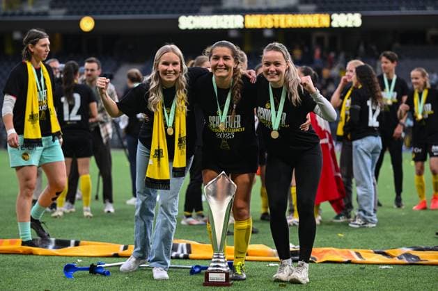 17 05 2025, Bern, Stadion Wankdorf, Women s Super League Final 2 BSC YB Frauen GC Frauenfussball, 14 Courtney Strode BSC YB Frauen, center and 16 Nicole Tiller BSC YB Frauen, right , goalkeeper Iina Rautiainen BSC YB Frauen, left with the trophy Bern Stadion Wankdorf Bern Switzerland Copyright: xJustPictures.ch KjetilxWaberx jp-en-KjWa-SF_250517_172797