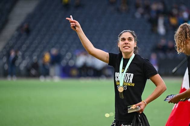 17 05 2025, Bern, Stadion Wankdorf, Women s Super League Final 2 BSC YB Frauen GC Frauenfussball, 26 Laura Frey BSC YB Frauen after the game with the fans Bern Stadion Wankdorf Bern Switzerland Copyright: xJustPictures.ch KjetilxWaberx jp-en-KjWa-SF_250517_172912