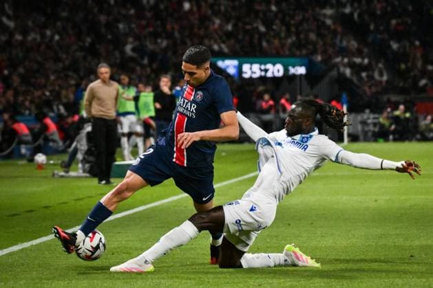 Ligue 1 PSG vs Auxerre - FA Paris Saint-Germain’s defender Achraf Hakimi fights for the ball during the French L1 football match between Paris Saint-Germain and AJ Auxerre at the Parc des Princes stadium in Paris on May 17, 2025. Photo by Firas Abdullah ABACAPRESS.COM Paris Île-de-France France  Copyright: xAbdullahxFiras ABACAx
