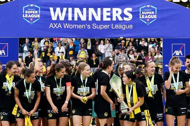 17 05 2025, Bern, Stadion Wankdorf, Women s Super League Final 2 BSC YB Frauen GC Frauenfussball, Players of Young Boys celebrate their victory of the championship during the trophy ceremony Bern Stadion Wankdorf Bern Switzerland Copyright: xJustPictures.ch DanielaxPorcellix jp-en-DaPo-20250517-DP200784