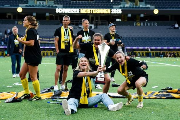 17 05 2025, Bern, Stadion Wankdorf, Women s Super League Final 2 BSC YB Frauen GC Frauenfussball, 24 Lisa Josten BSC YB Frauen , goalkeeper Iina Rautiainen BSC YB Frauen , 29 Jana Kohler BSC YB Frauen , 14 Courtney Strode BSC YB Frauen pose with the AWLS trophy after winning the championship Bern Stadion Wankdorf Bern Switzerland Copyright: xJustPictures.ch DanielaxPorcellix jp-en-DaPo-20250517-DP201200