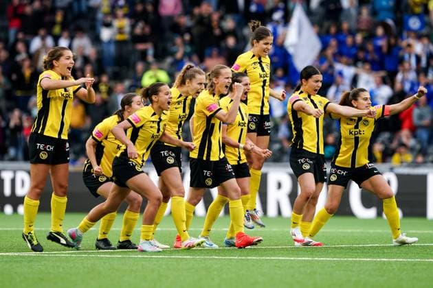 17 05 2025, Bern, Stadion Wankdorf, Women s Super League Final 2 BSC YB Frauen GC Frauenfussball, 14 Courtney Strode BSC YB Frauen , 15 Leana Zaugg BSC YB Frauen , 5 Bianca Dysli BSC YB Frauen , 7 Naomi Luyet BSC YB Frauen , 31 Giulia Schlup BSC YB Women , 18 Wibke Meister BSC YB Women , 11 Stephanie Waeber BSC YB Women , 13 Malaurie Granges BSC YB Women celebrate during the penalty shootout Bern Stadion Wankdorf Bern Switzerland Copyright: xJustPictures.ch DanielaxPorcellix jp-en-DaPo-20250517-DP108963