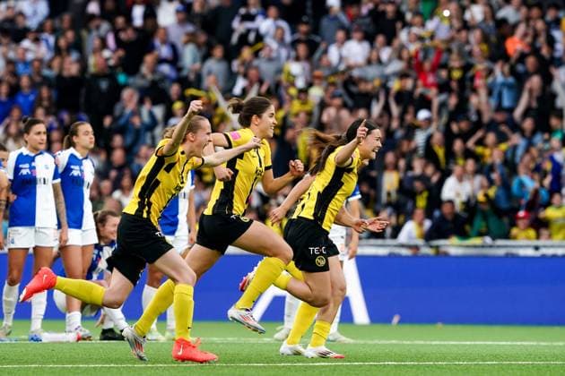 17 05 2025, Bern, Stadion Wankdorf, Women s Super League Final 2 BSC YB Frauen GC Frauenfussball, 15 Leana Zaugg BSC YB Frauen , 19 Audrey Remy BSC YB Frauen , 7 Naomi Luyet BSC YB Frauen , 13 Malaurie Granges BSC YB Frauen , 31 Giulia Schlup BSC YB Women , 18 Wibke Meister BSC YB Women , 5 Bianca Dysli BSC YB Women , 11 Stephanie Waeber BSC YB Women celebrate winning the championship during the penalty shootout Bern Stadion Wankdorf Bern Switzerland Copyright: xJustPictures.ch DanielaxPorcellix jp-en-DaPo-20250517-DP108985