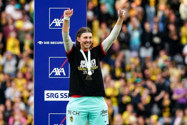 17 05 2025, Bern, Stadion Wankdorf, Women s Super League Final 2 BSC YB Frauen GC Frauenfussball, goalkeeper Jara Ackermann BSC YB Frauen celebrates winning the championship during the trophy ceremony Bern Stadion Wankdorf Bern Switzerland Copyright: xJustPictures.ch DanielaxPorcellix jp-en-DaPo-20250517-DP109134
