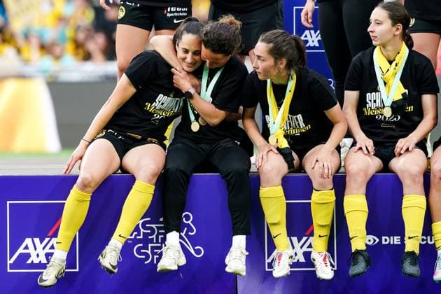 17 05 2025, Bern, Stadion Wankdorf, Women s Super League Final 2 BSC YB Frauen GC Frauenfussball, 19 Audrey Remy BSC YB Frauen, center and 13 Malaurie Granges BSC YB Frauen, right , 28 Cristina Carp BSC YB Frauen, left celebrate winning the championship during the trophy ceremony Bern Stadion Wankdorf Bern Switzerland Copyright: xJustPictures.ch DanielaxPorcellix jp-en-DaPo-20250517-DP109197