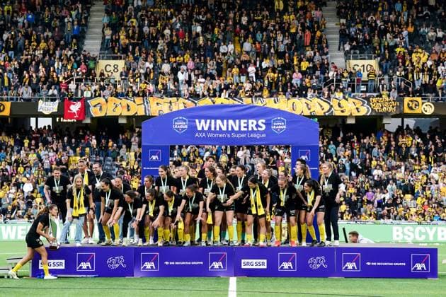 17 05 2025, Bern, Stadion Wankdorf, Women s Super League Final 2 BSC YB Frauen GC Frauenfussball, Players of Young Boys celebrate winning the championship during the trophy ceremony Bern Stadion Wankdorf Bern Switzerland Copyright: xJustPictures.ch DanielaxPorcellix jp-en-DaPo-20250517-DP200735
