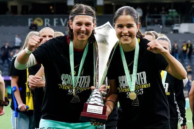 17 05 2025, Bern, Stadion Wankdorf, Women s Super League Final 2 BSC YB Frauen GC Frauenfussball, 31 Giulia Schlup BSC YB Frauen, right and goalkeeper Jara Ackermann BSC YB Frauun, center , 5 Bianca Dysli BSC YB Frauen, left celebrate winning the championship during and pose for a photo Bern Stadion Wankdorf Bern Switzerland Copyright: xJustPictures.ch DanielaxPorcellix jp-en-DaPo-20250517-DP200814