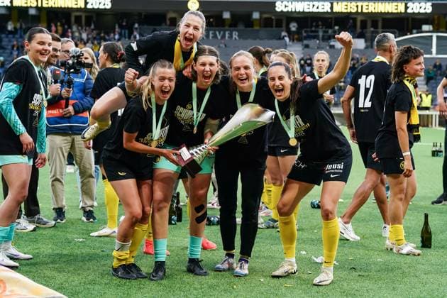 17 05 2025, Bern, Stadion Wankdorf, Women s Super League Final 2 BSC YB Frauen GC Frauenfussball, team photo BSC YB Frauen First row from left Athena Kuehn, Jara Ackermann, Wielle Douma, Cristina Carp, Noa Scharz Second row from left Tamara Biedermann, celebrate winning the championship during and pose for a photo Bern Stadion Wankdorf Bern Switzerland Copyright: xJustPictures.ch DanielaxPorcellix jp-en-DaPo-20250517-DP200860