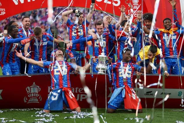 Bilder des Jahres 2025, Sport 05 Mai Sport Themen der Woche KW20 Sport Bilder des Tages Joel Ward and Marc Guehi of Crystal Palace lift the FA Cup with all their teammates behind them Crystal Palace v Manchester City, Football, FA Cup, Wembley Stadium, London, UK - 17 05 25 EDITORIAL USE ONLY No use with unauthorised audio, video, data, fixture lists (outside the EU), club league logos or live services. Online in-match use limited to 45 images (+15 in extra time). No use to emulate moving images. No use in betting, games or  Copyright: xAnthonyxHanc Shutterstockx 15306874dn