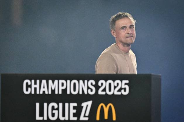PSG celebrates 2024-2025 Ligue 1 trophy - FA Paris Saint-Germain’s head coach Luis Enrique looks on as Paris Saint-Germain’s players celebrate during the 2024-2025 Ligue 1 trophy ceremony following the French L1 football match between Paris Saint-Germain and AJ Auxerre at the Parc des Princes stadium in Paris on May 17, 2025. Photo by Firas Abdullah ABACAPRESS.COM Paris Île-de-France France  Copyright: xAbdullahxFiras ABACAx