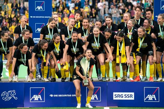 Bern, Switzerland, May 17th 2025 Stephanie Waeber (11 BSC YB Frauen) lifts the trophy during the AXA Womens Super League Playoff Final between BSC YB Frauen v GC Frauenfussball at Wankdorf Stadium, Switzerland. (Priscila Bütler SPP) Copyright: xPriscilaxBütlerx xSPPx spp-en-PrBSp-_A928006