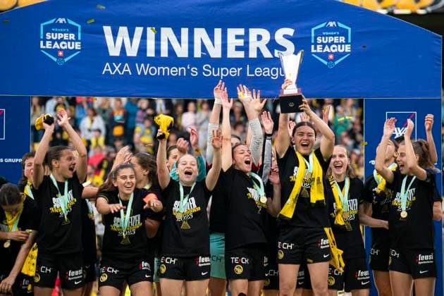 Bern, Switzerland, May 17th 2025 Naomi Luyet (7 BSC YB Frauen) and BSC YB Frauen team celebrating with the trophy during the AXA Womens Super League Playoff Final between BSC YB Frauen v GC Frauenfussball at Wankdorf Stadium, Switzerland. (Priscila Bütler SPP) Copyright: xPriscilaxBütlerx xSPPx spp-en-PrBSp-_A928159