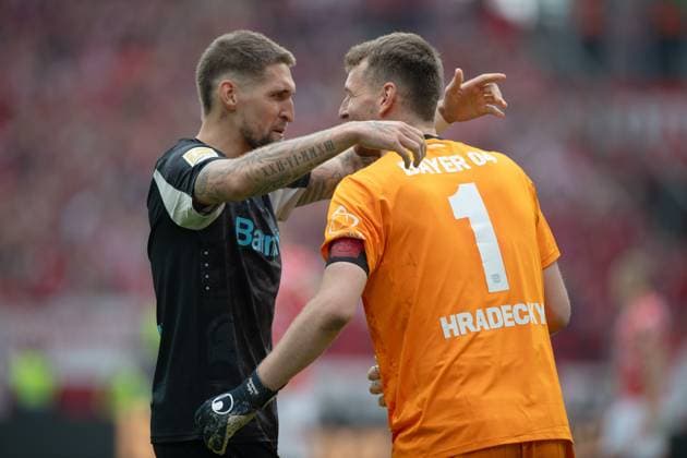 Robert ANDRICH LEV and goalkeeper Lukas HRADECKY LEV Cheers, cheers, joy, cheers, 1 FSV Mainz 05 MZ Bayer Leverkusen LEV 2 2 Soccer 1 Bundesliga Season 2024 2025, 34 Matchday, Matchday34, on 17 05 2025, MEWA Arena Mainz Â