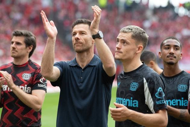 Schlussjubel Trainer Xabi Xabier ALONSO (LEV) und Florian WIRTZ (LEV) Jubel, jubeln, Freude, cheers, 1.FSV Mainz 05 (MZ) -Bayer Leverkusen (LEV) 2-2 Fussball 1. Bundesliga Saison 2024 2025, 34.Spieltag, Spieltag34, am 17.05.2025, MEWA Arena Mainz. Â *** Final cheer coach Xabi Xabier ALONSO LEV and Florian WIRTZ LEV Cheers, jubilation, joy, cheers, 1 FSV Mainz 05 MZ Bayer Leverkusen LEV 2 2 Football 1 Bundesliga season 2024 2025, 34 Matchday, Matchday34, on 17 05 2025, MEWA Arena Mainz Â