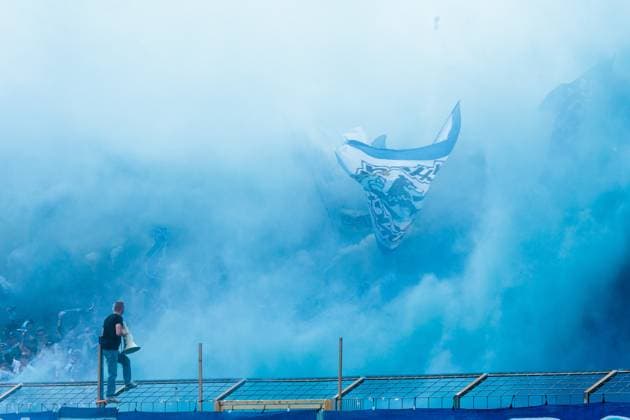 Bilder des Jahres 2025, Sport 05 Mai Sport Themen der Woche KW20 Sport Bilder des Tages Blaue Rauchschwaden ueber der Westkurve, verursacht von 1860 Muenchen - Fans. Fussball, 1860-Aue 1:1. 3.Fußball Liga, TSV 1860 München - Erzgebirge Aue, 38.Spieltag, Saison 2024-2025, am 17.05.2025 in Muenchen, S T A D I O N A N D E R G R U E N W A L D E R S T R A S S E, Deutschland. Quelle Copyright Credit : Oryk HAIST *** Blue clouds of smoke over the Westkurve, caused by 1860 Muenchen fans Football, 1860 Aue 1 1 3 Fußball Liga, TSV 1860 München Erzgebirge Aue, 38 Matchday, Season 2024 2025, on 17 05 2025 in Muenchen, S T A D I O N A N D E R G R U E N W A L D E R S T R A S S E, Germany Source Copyright Credit Oryk HAIST xFUSSBALL-1860-AUEx