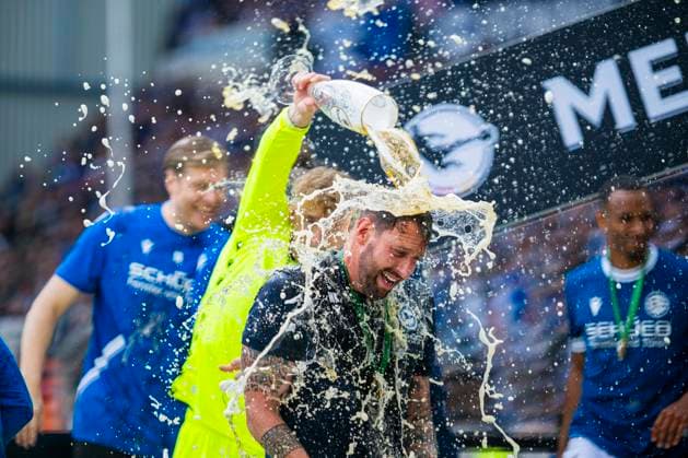 Bilder des Jahres 2025, Sport 05 Mai Sport Themen der Woche KW20 Sport Bilder des Tages 17.05.2025 - Fußball, 2024 2025, 3. Liga, 38. Spieltag, DSC Arminia Bielefeld - SV Waldhof Mannheim: Mitch, Michel Kniat (Trainer - Bielefeld) mit einer Bierdusche DFB REGULATIONS PROHIBIT ANY USE OF PHOTOGRAPHS AS IMAGE SEQUENCES AND OR QUASI-VIDEO. Bielefeld Nordrhein-Westfalen Deutschland Schüco Arena *** 17 05 2025 Soccer, 2024 2025, 3 Liga, 38 Matchday, DSC Arminia Bielefeld SV Waldhof Mannheim Mitch, Michel Kniat Coach Bielefeld with a beer shower DFB REGULATIONS PROHIBIT ANY USE OF PHOTOGRAPHS AS IMAGE SEQUENCES AND OR QUASI VIDEO Bielefeld North Rhine-Westphalia Germany Schüco Arena