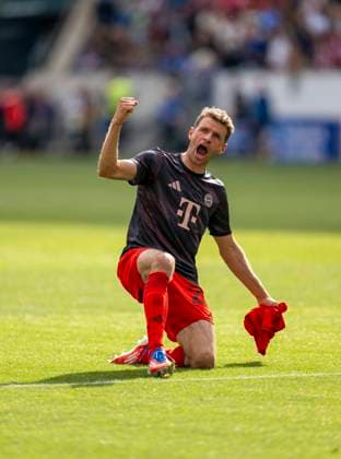 17 05 2025, Football 1 Bundesliga 2024 2025, Matchday 34, TSG 1899 Hoffenheim FC Bayern Munich, In the Pre Zero Arena Sinsheim Thomas Müller FC Bayern Munich celebrates his farewell with the fans