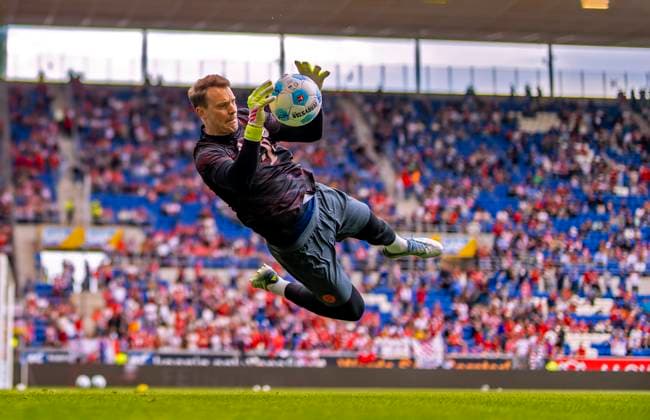 17.05.2025, Fussball 1. Bundesliga 2024 2025, 34. Spieltag, TSG 1899 Hoffenheim - FC Bayern München, In der Pre-Zero-Arena Sinsheim. Torwart Manuel Neuer (FC Bayern München) hechtet zum Ball beim Aufwärmen. *** 17 05 2025, Soccer 1 Bundesliga 2024 2025, Matchday 34, TSG 1899 Hoffenheim FC Bayern Munich, In the Pre Zero Arena Sinsheim goalkeeper Manuel Neuer FC Bayern Munich rushes to the ball during warm-up