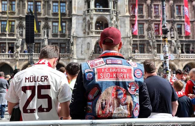 Football, men, Bundesliga, season 2024 2025, FC Bayern Munich, championship celebration, Rathausbalkon, Marienplatz Here FC Bayern fans with Müller jersey, cowl, waiting for the stars on the balcony
