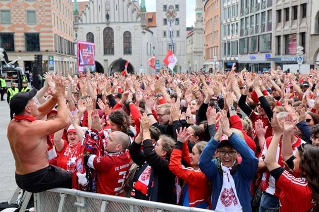Football, men, Bundesliga, 2024 2025 season, FC Bayern Munich, championship celebration, Rathausbalkon, Marienplatz Atmosphere on Marienplatz with the fans