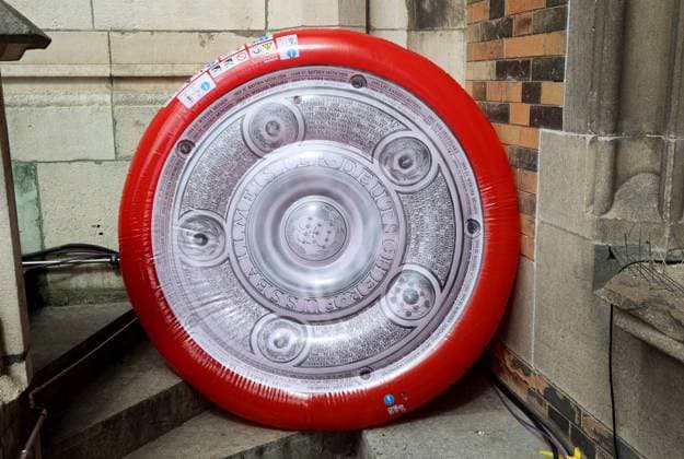 Football, men, Bundesliga, 2024 2025 season, FC Bayern Munich, championship celebration, Rathausbalkon, Marienplatz Here is an inflatable championship trophy on the Rathausbalkon