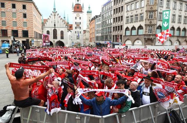 Football, men, Bundesliga, 2024 2025 season, FC Bayern Munich, championship celebration, Rathausbalkon, Marienplatz Fans at the Wurmup with scarves at Marienplatz