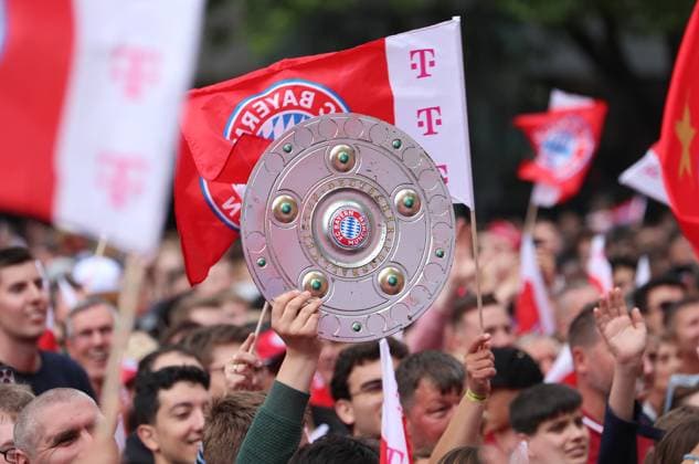 Football, men, Bundesliga, season 2024 2025, FC Bayern Munich, championship celebration, Rathausbalkon, Marienplatz Atmosphere on Marienplatz, full of FC Bayern Munich fans, here a replica of the championship trophy with a fan