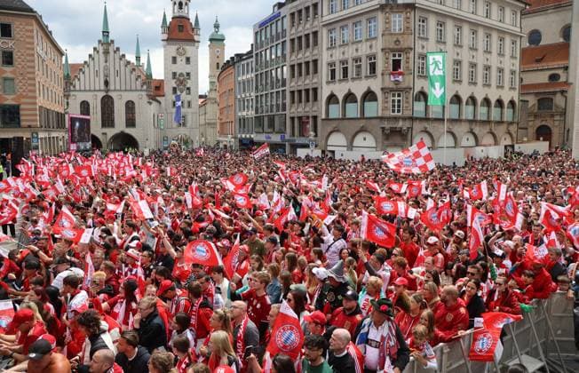 Football, men, Bundesliga, 2024 2025 season, FC Bayern Munich, championship celebration, Rathausbalkon, Marienplatz atmosphere on Marienplatz, full of FC Bayern Munich fans