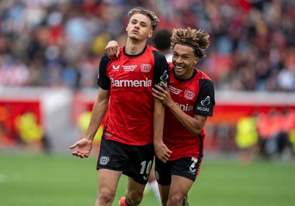 Kerim Alajbegovic (Bayer 04 Leverkusen, 10) mit dem Ausgleich zum 4-4. Jubelt mit seinen Mitspielern. 18.05.2025, Bayer Leverkusen - 1. FC Köln, GER, Leverkusen, BayArena, Saison 24 25, DFB U19 Nachwuchsliga Finale DFL regulations prohibit any use of photographs as image sequences and or quasi-video. *** Kerim Alajbegovic Bayer 04 Leverkusen, 10 with the equalizer to 4 4 Cheers with his teammates 18 05 2025, Bayer Leverkusen 1 FC Köln, GER, Leverkusen, BayArena, Saison 24 25, DFB U19 Nachwuchsliga Finale DFL regulations prohibit any use of photographs as image sequences and or quasi video Copyright: HMBxMedia xMarcoxBader